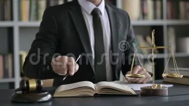 在法庭用书拍摄律师手工笔记